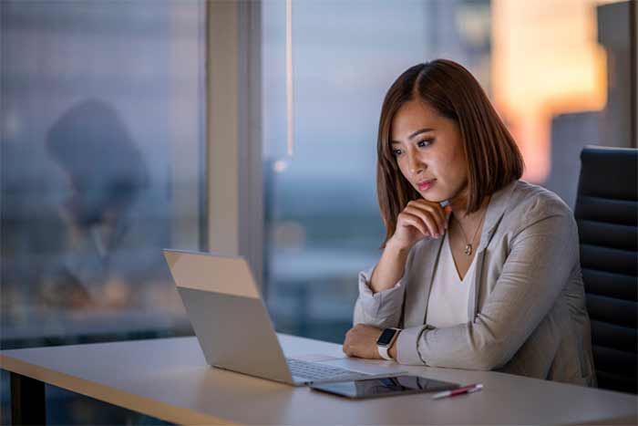 زنی مشغول به کارهای اینترنتی