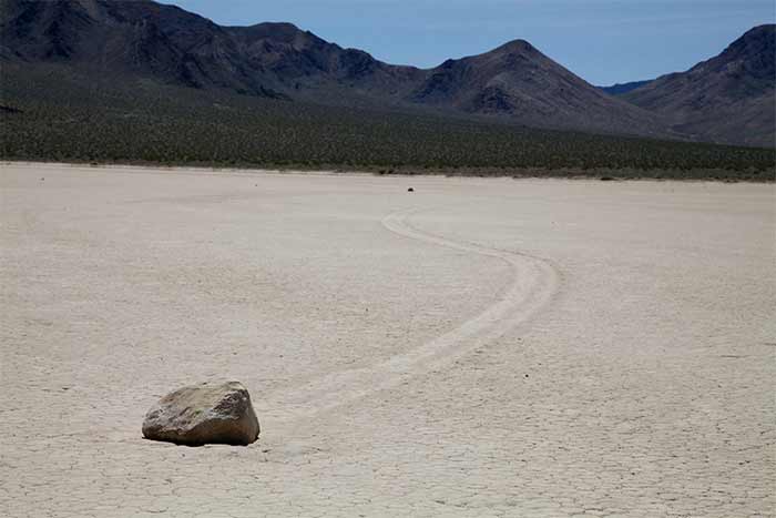 سنگهای متحرک دره مرگ