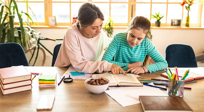 معلم در حال تدریس