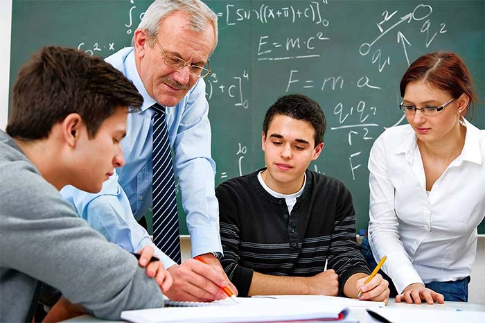 معلم در حال تدریس به دانش آموزان